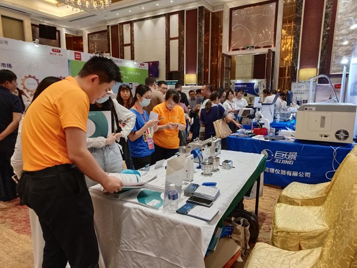 第十四屆藥品質(zhì)量安全大會首日盛況直擊，億天凈化精彩亮相！